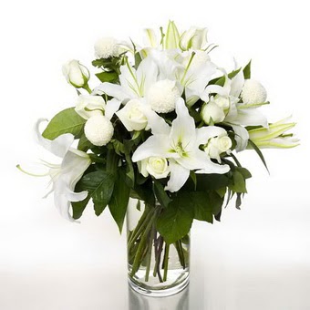  Burdur çiçek gönderme sitemiz güvenlidir  1 dal cazablanca 7 adet beyaz gül vazosu