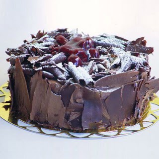 pasta yolla 4 ile 6 kisilik visneli çikolatali yas pasta  Burdur çiçek siparişi sitesi 
