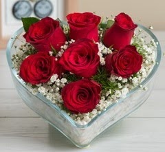 Kalp içerisinde 7 adet kırmızı gül  Burdur çiçek gönderme sitemiz güvenlidir 