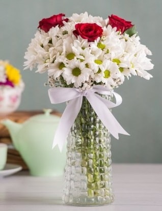 Papatya Ve Güllerin Uyumu camda  Burdur çiçek gönderme sitemiz güvenlidir 